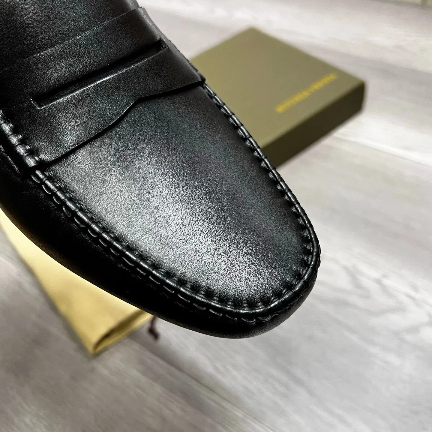 Factory price 480 BV 〰️Purely handmade classic men's beanie shoes👉👉driving shoes, slip-on shoes, made of imported cowhide from Italy, 💕water-dyed cowhide lining, 🔊original outsole, waterproof platform design, comfortable on the feet. Good choice for traveling and driving, single color available, code number: 38-44, (45 can be customized)